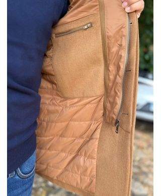 Elegancki płaszcz męski z czystej wełny w kolorze camelowym  – Cortina