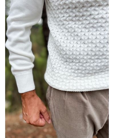Sweter męski kremowy z dekoltem okrągłym – elegancja i wygoda na każdą okazję