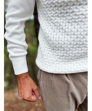 Sweter męski kremowy z dekoltem okrągłym – elegancja i wygoda na każdą okazję