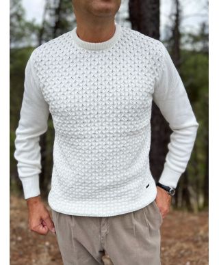 Sweter męski kremowy z dekoltem okrągłym – elegancja i wygoda na każdą okazję