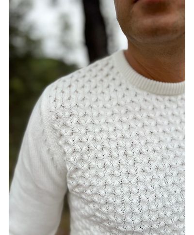 Sweter męski kremowy z dekoltem okrągłym – elegancja i wygoda na każdą okazję