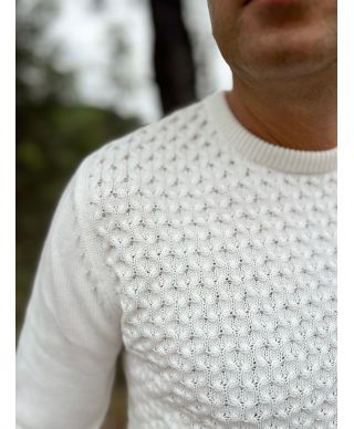 Sweter męski kremowy z dekoltem okrągłym – elegancja i wygoda na każdą okazję