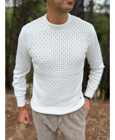 Sweter męski kremowy z dekoltem okrągłym – elegancja i wygoda na każdą okazję