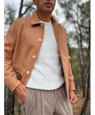 Sweter męski kremowy z dekoltem okrągłym – elegancja i wygoda na każdą okazję