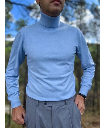 Sweter męski z wysokim golfem - Kolor błękitny - Model Adrian