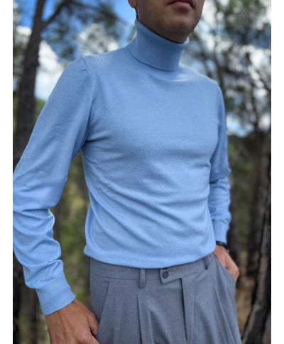 Sweter męski z wysokim golfem - Kolor błękitny - Model Adrian