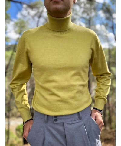 Sweter męski z wysokim golfem - Kolor musztardowy - Adrian