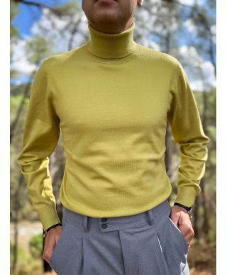 Sweter męski z wysokim golfem - Kolor musztardowy - Adrian