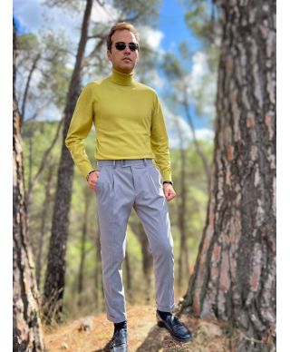 Sweter męski z wysokim golfem - Kolor musztardowy - Adrian