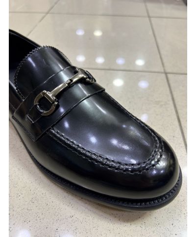 Czarne mokasyny męskie z ozdobną klamrą– eleganckie buty skórzane Made in Italy