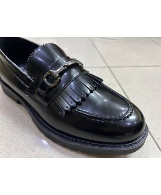 Mokasyny męskie Loot z frędzlami i ozdobą metalową – Elegancja i włoski kunszt