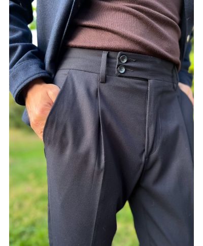 Granatowe spodnie męskie z podwójnym guzikiem i zaszewkami – Model Guy