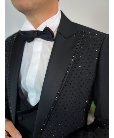 Ekskluzywny smoking czarny z błyszczącymi detalami - Elegancja, która podkreśla wyjątkowe chwile