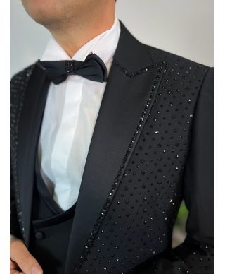 Ekskluzywny smoking czarny z błyszczącymi detalami - Elegancja, która podkreśla wyjątkowe chwile