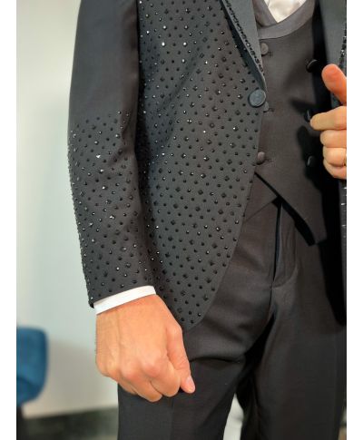 Ekskluzywny smoking czarny z błyszczącymi detalami - Elegancja, która podkreśla wyjątkowe chwile