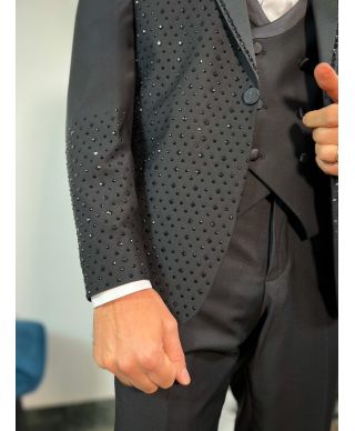 Ekskluzywny smoking czarny z błyszczącymi detalami - Elegancja, która podkreśla wyjątkowe chwile