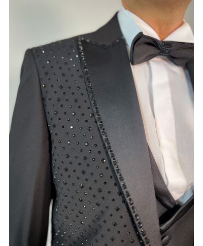 Ekskluzywny smoking czarny z błyszczącymi detalami - Elegancja, która podkreśla wyjątkowe chwile