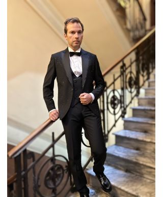 Ekskluzywny smoking czarny z błyszczącymi detalami - Elegancja, która podkreśla wyjątkowe chwile