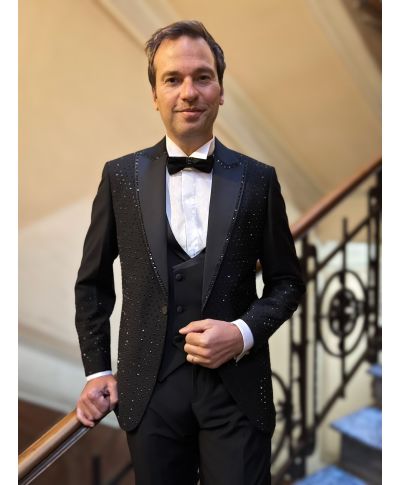 Ekskluzywny smoking czarny z błyszczącymi detalami - Elegancja, która podkreśla wyjątkowe chwile