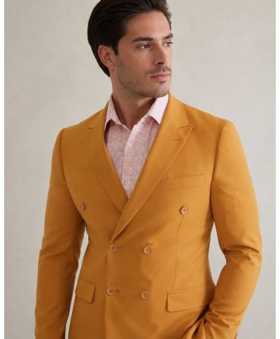 Musztardowy garnitur męski dwurzędowy Hestan – slim fit - gogolfun.it