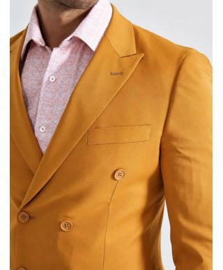 Musztardowy garnitur męski dwurzędowy Hestan – slim fit